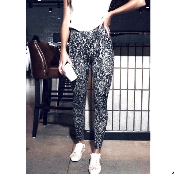 NWOT SPANX Faux Leather Grey Snakeskin Shine Leggings Size Small - Picture 9 of 9